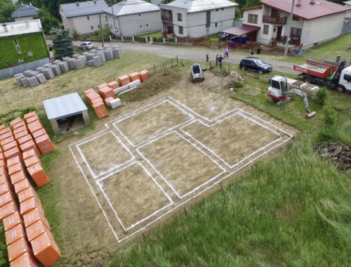 Realizácia základovej dosky s podpivničeným v spodnej časti vykopeme odvezeme